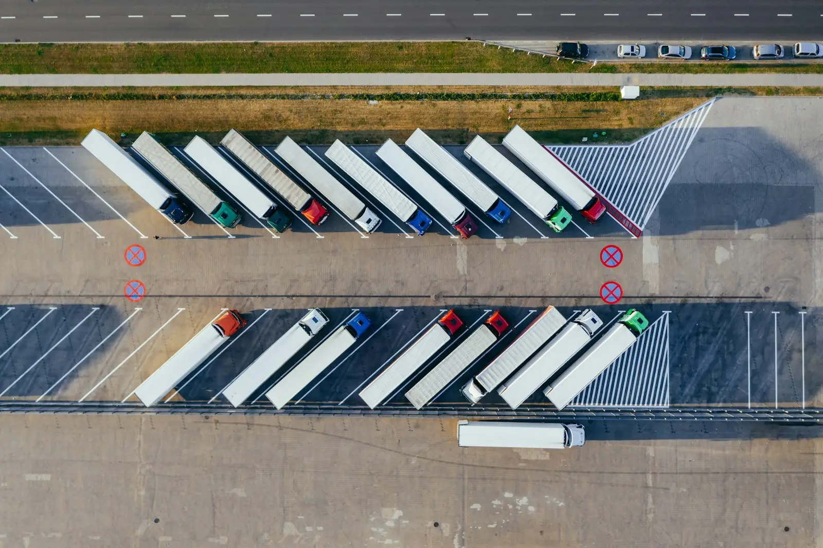 Widok z lotu ptaka na plac z zaparkowanymi zestawami